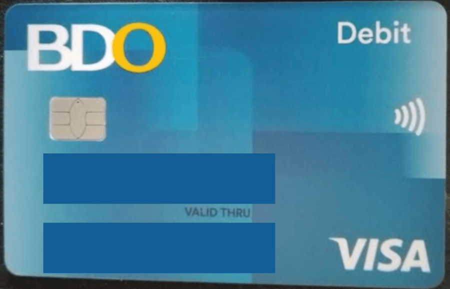 BDO（大手銀行）のVISAデビット付きキャッシュカード。青いグラデーションにBDOロゴ・Debit・VISAの表記（個人情報は伏せています）