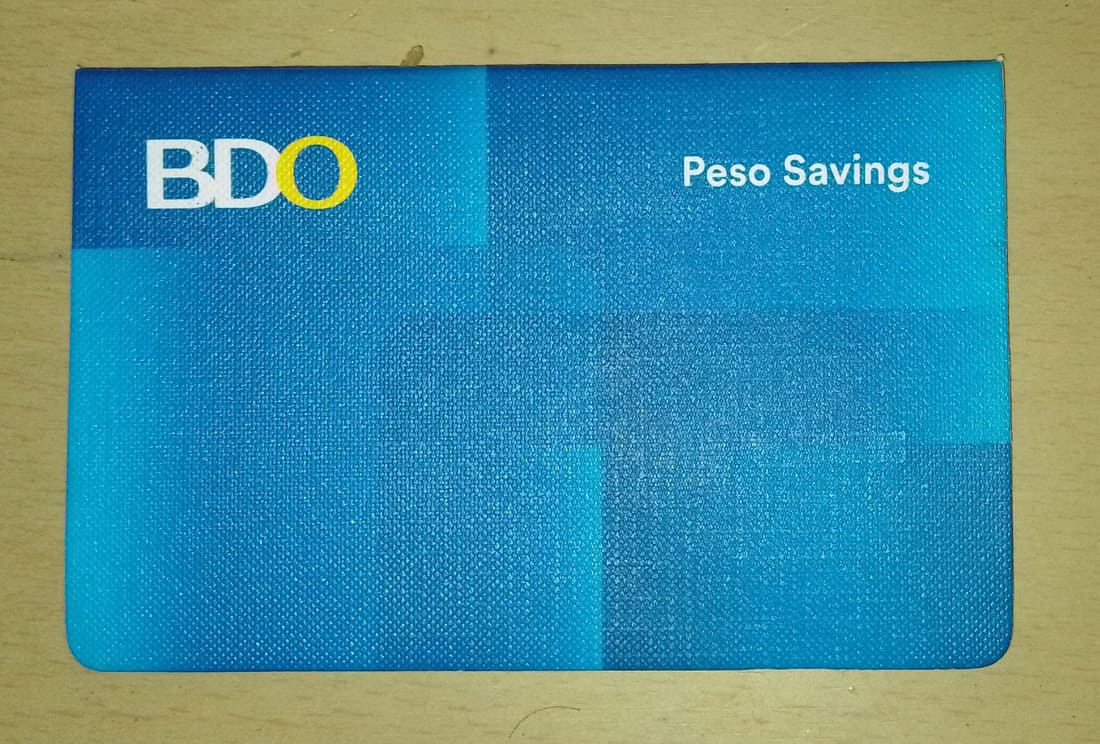 BDOの普通預金「Peso Savings」の通帳カバー（青色・BDOロゴ入り）